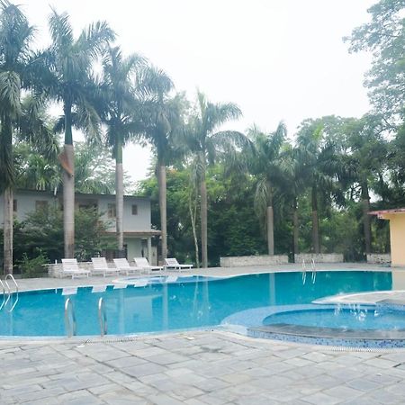 Chitwan Paradise Hotel Саураха Екстериор снимка