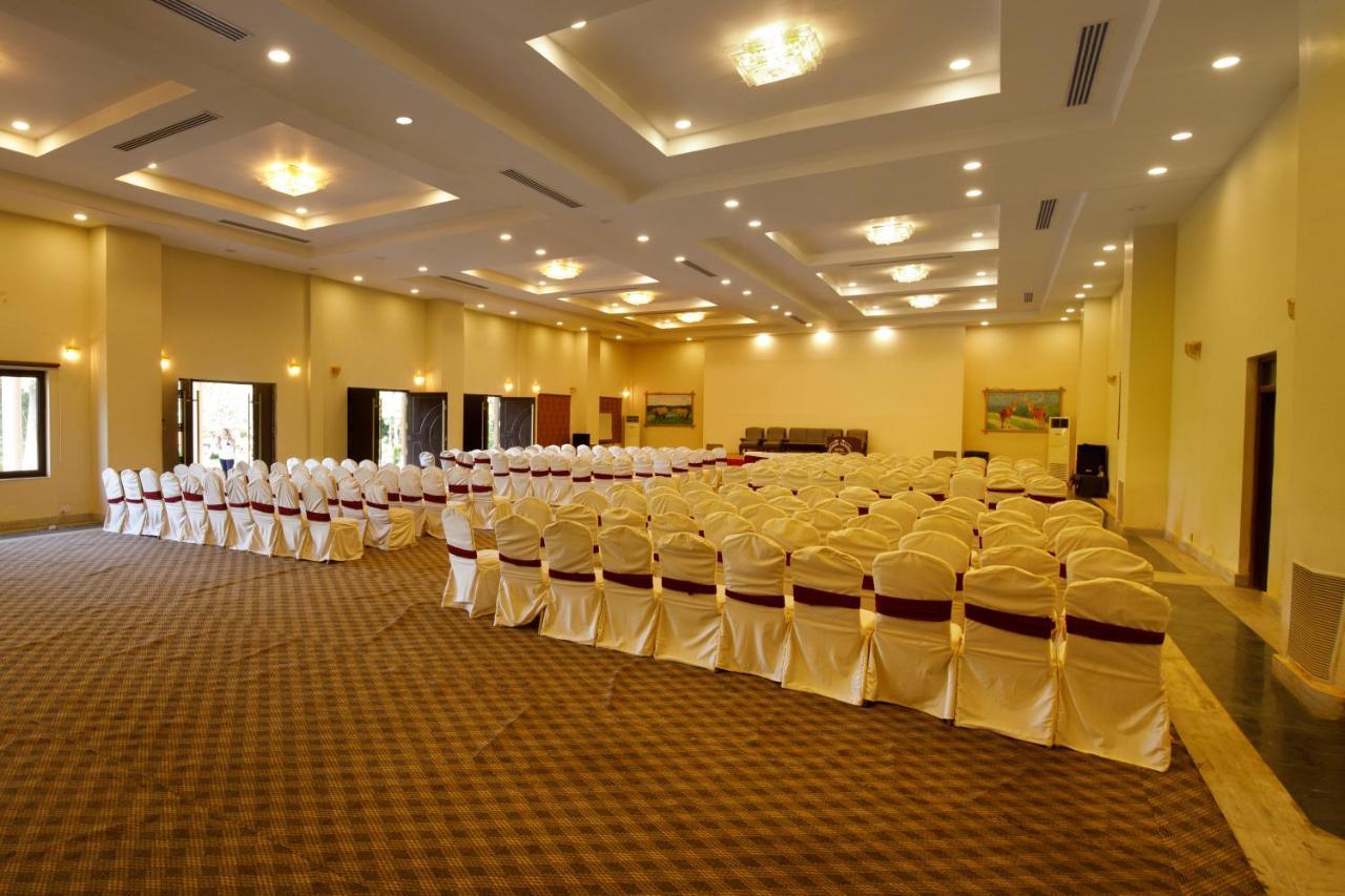 Chitwan Paradise Hotel Саураха Екстериор снимка