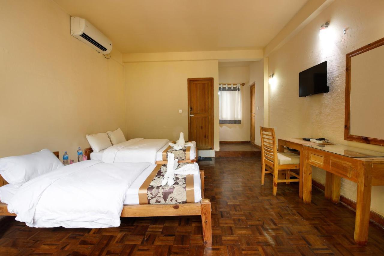 Chitwan Paradise Hotel Саураха Екстериор снимка