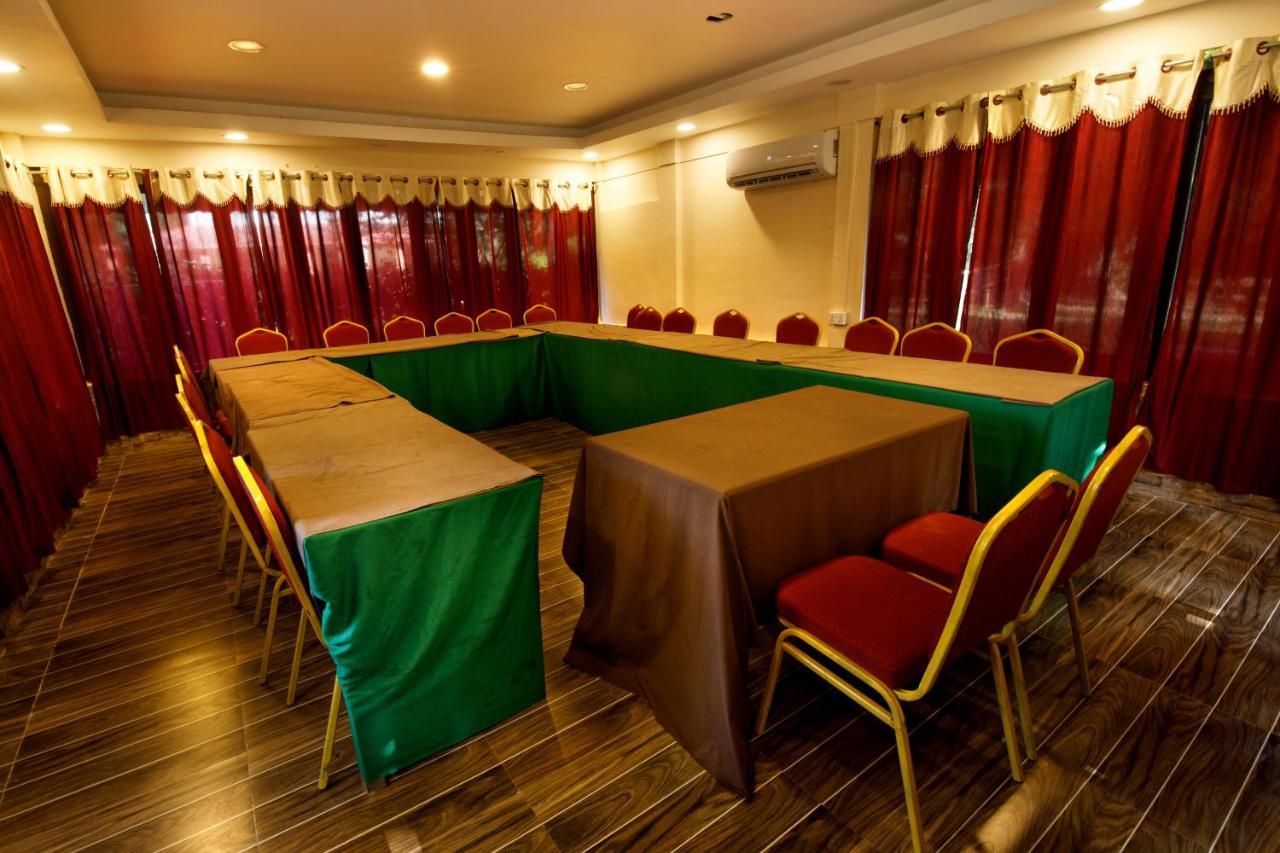 Chitwan Paradise Hotel Саураха Екстериор снимка
