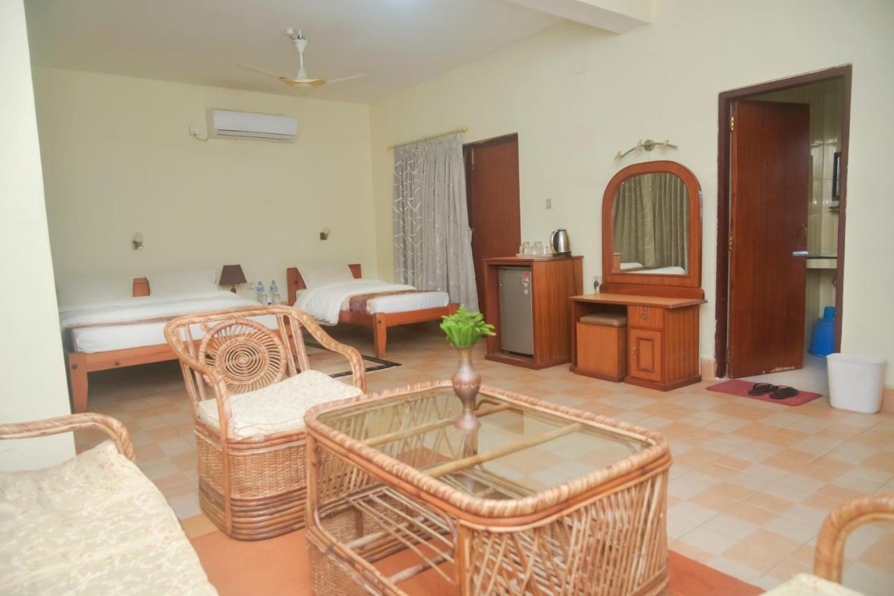 Chitwan Paradise Hotel Саураха Екстериор снимка