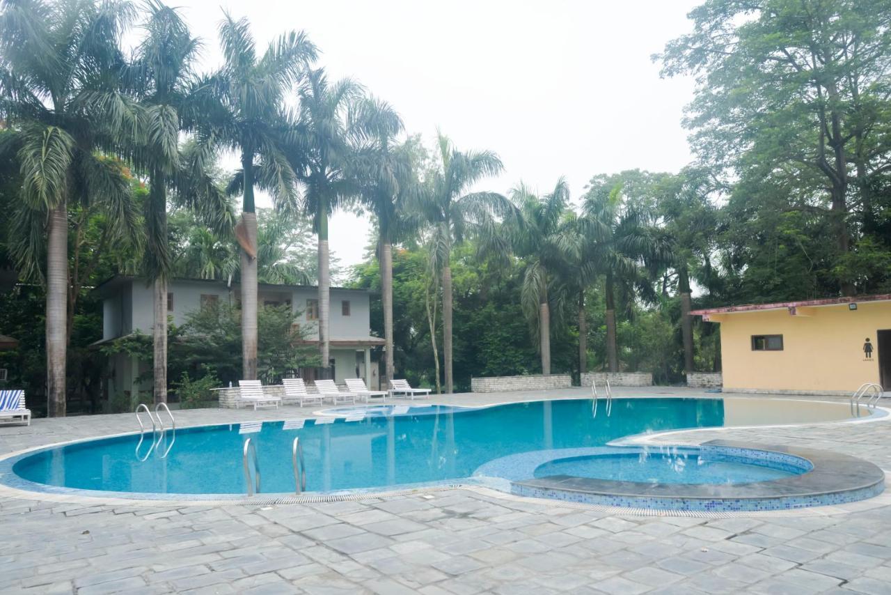 Chitwan Paradise Hotel Саураха Екстериор снимка