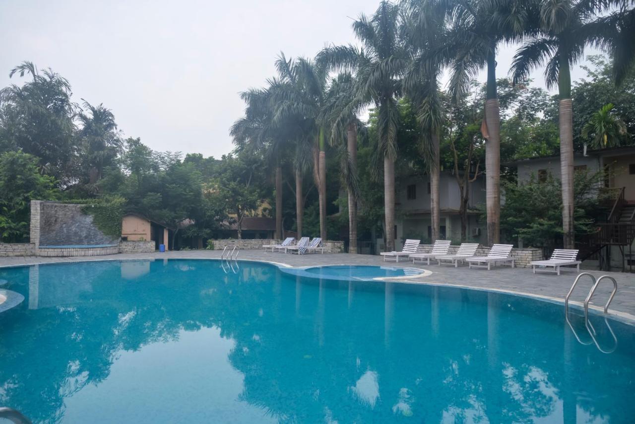 Chitwan Paradise Hotel Саураха Екстериор снимка