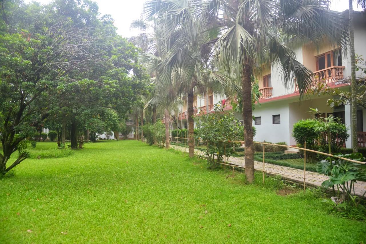 Chitwan Paradise Hotel Саураха Екстериор снимка