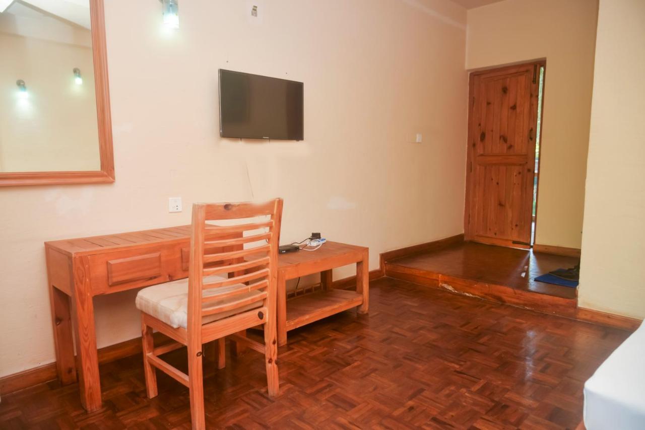Chitwan Paradise Hotel Саураха Екстериор снимка