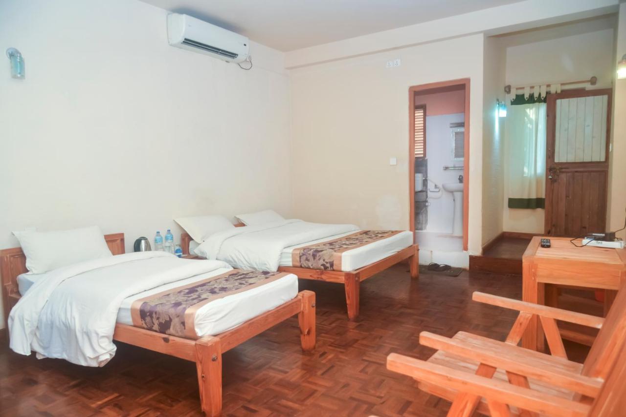 Chitwan Paradise Hotel Саураха Екстериор снимка