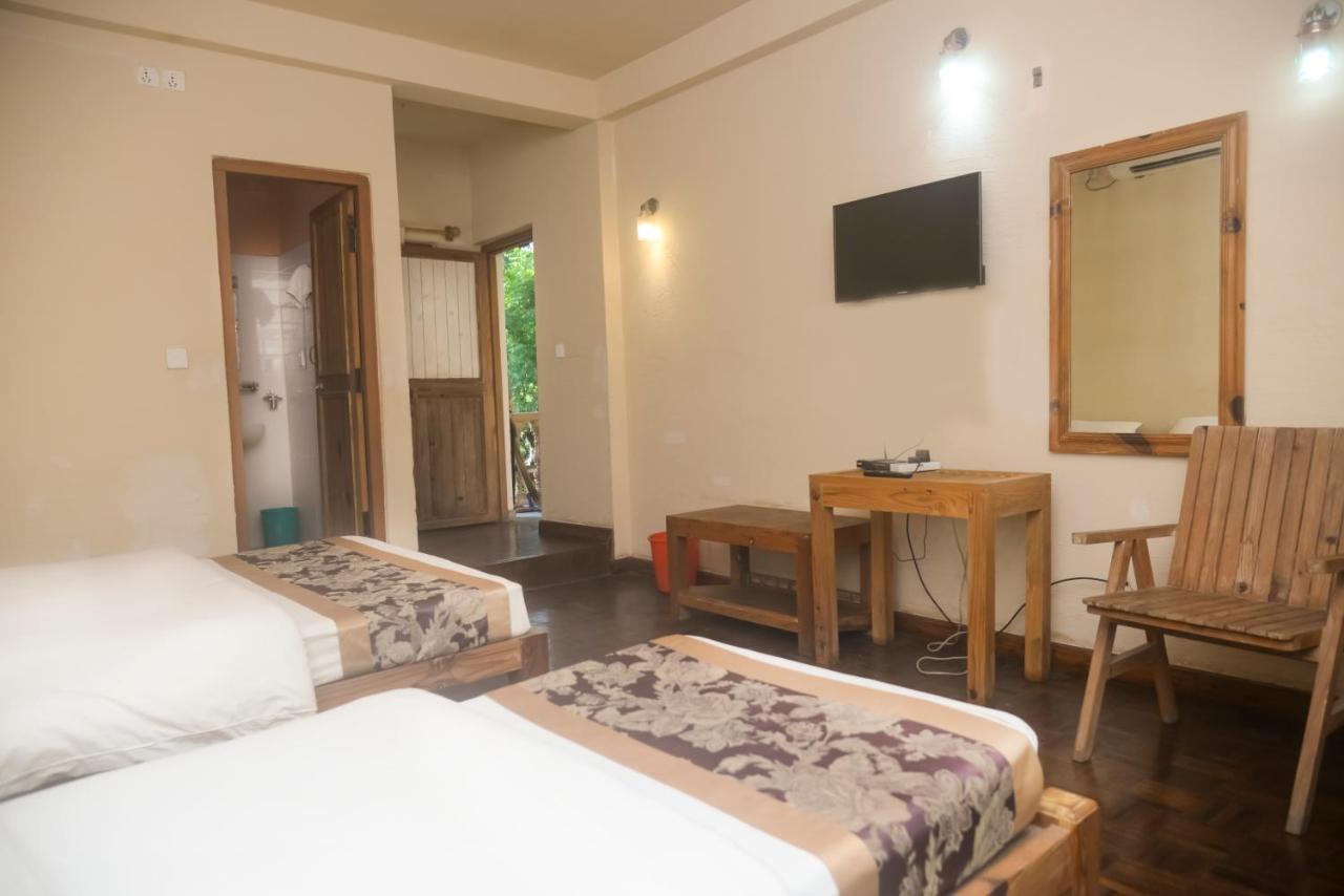 Chitwan Paradise Hotel Саураха Екстериор снимка