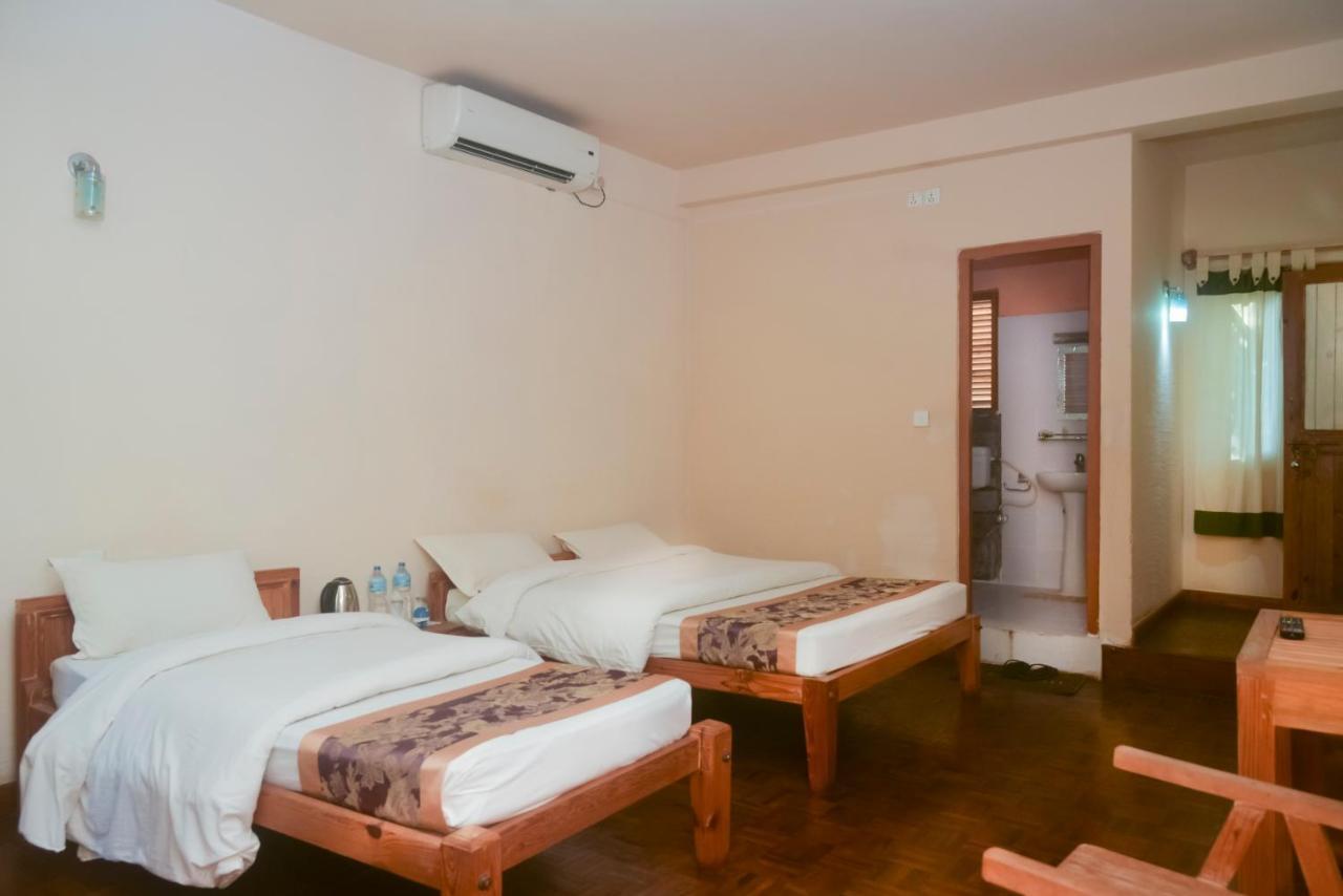 Chitwan Paradise Hotel Саураха Екстериор снимка