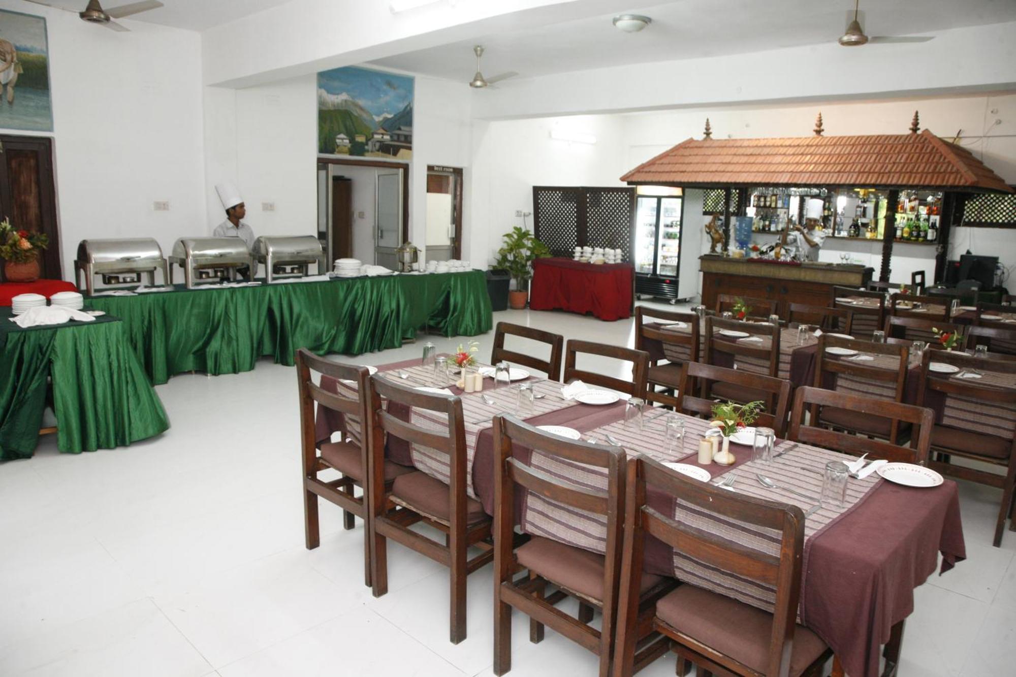 Chitwan Paradise Hotel Саураха Екстериор снимка