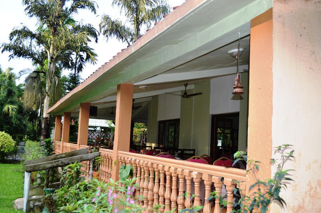 Chitwan Paradise Hotel Саураха Екстериор снимка