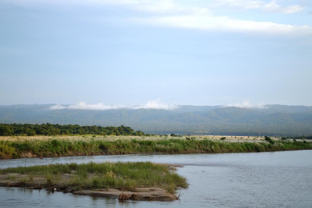 Chitwan Paradise Hotel Саураха Екстериор снимка