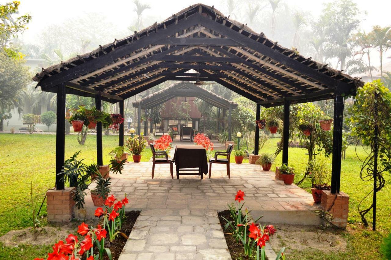 Chitwan Paradise Hotel Саураха Екстериор снимка