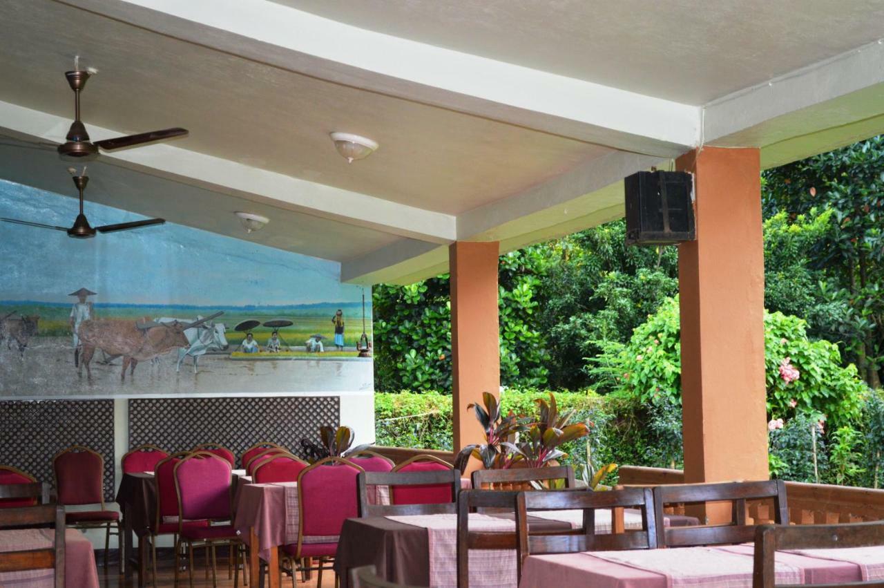 Chitwan Paradise Hotel Саураха Екстериор снимка