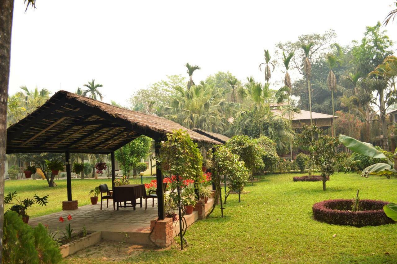 Chitwan Paradise Hotel Саураха Екстериор снимка