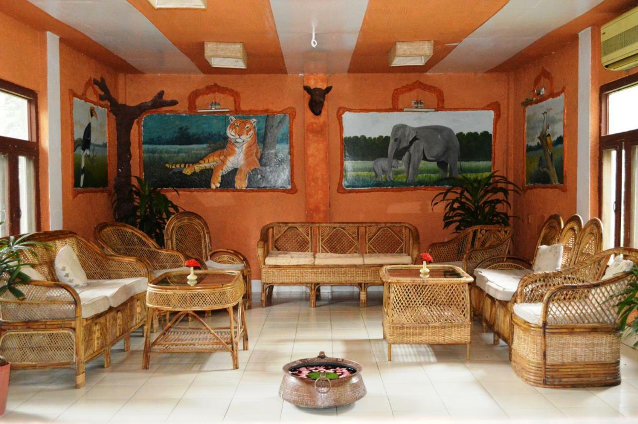 Chitwan Paradise Hotel Саураха Екстериор снимка