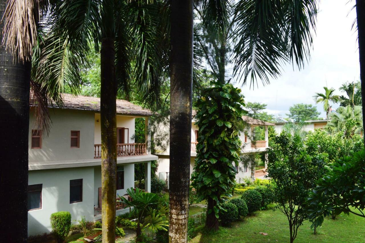 Chitwan Paradise Hotel Саураха Екстериор снимка