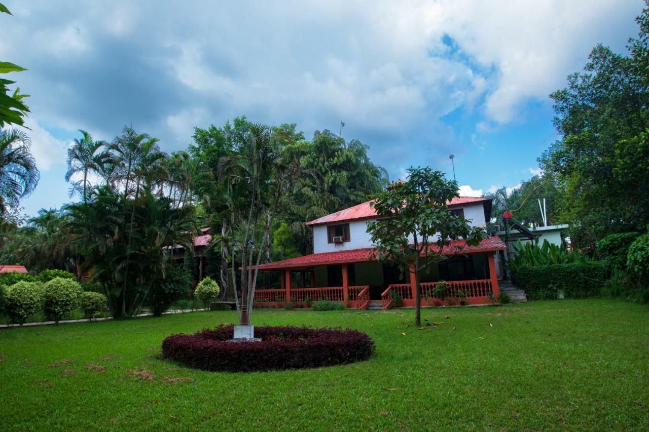 Chitwan Paradise Hotel Саураха Екстериор снимка