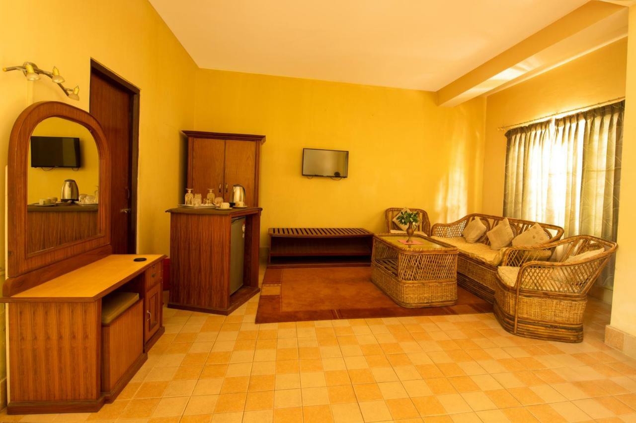 Chitwan Paradise Hotel Саураха Екстериор снимка
