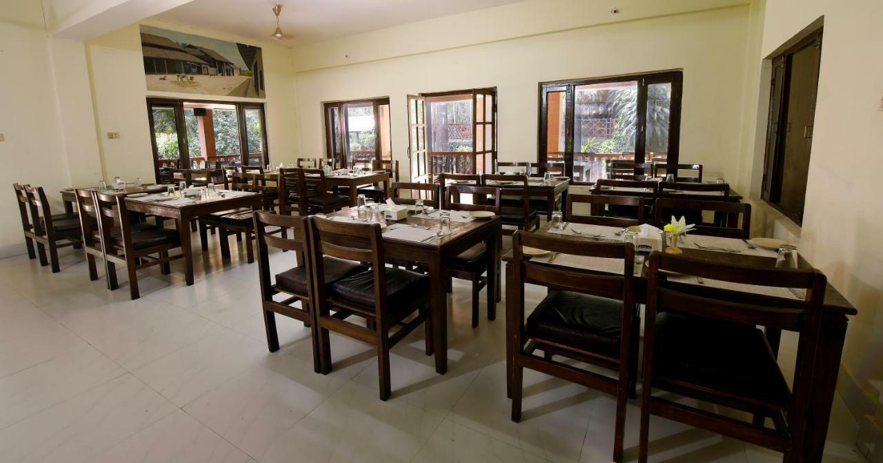 Chitwan Paradise Hotel Саураха Екстериор снимка